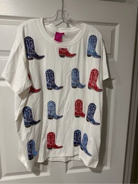QUEEN OF SPARKLES White Tee with Pink Tag and Red Boot Print